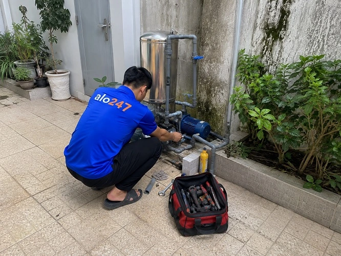 Thợ alo247 đang sửa máy bơm tại Ngọc Hồi