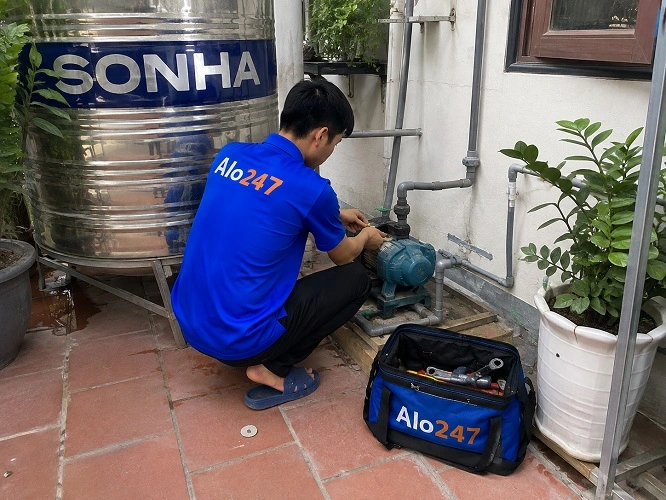 Thợ alo247 đang sửa máy bơm tại  Nội Bài