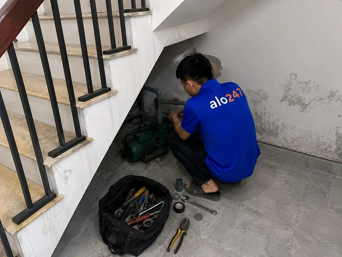 Thợ alo247 đang sửa máy bơm tại Thanh Trì