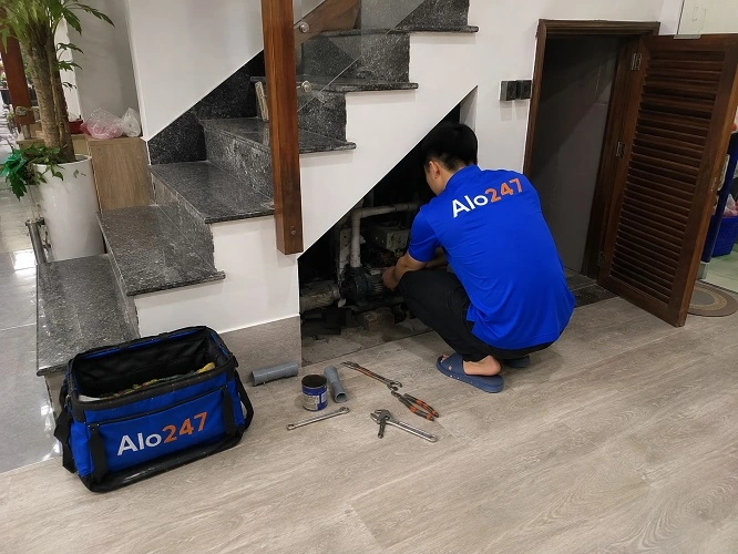 Thợ alo247 đang sửa máy bơm tận nơi tại Hà Nội