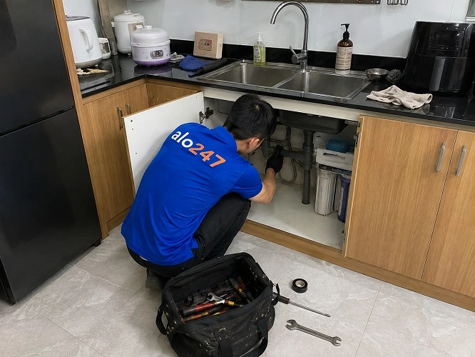 Thợ alo247 đang sửa ống nước bồn rửa bát bị rò rỉ tại Tây Mỗ