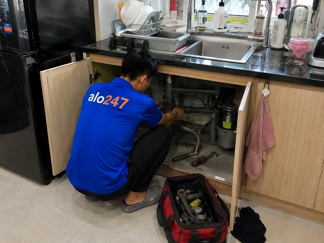 Thợ alo247 đang sửa ống nước bồn rửa bát tại Đại Mỗ