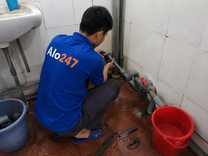 Thợ alo247 đang sửa ống nước tại Láng