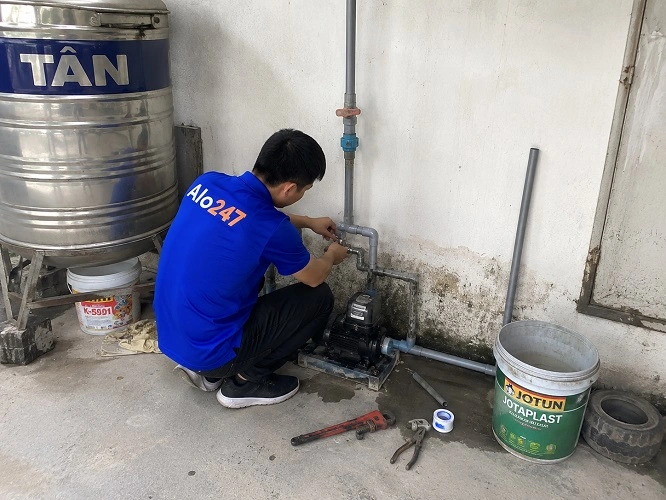 Thợ alo247 đang sửa ống nước tại Ô chợ Dừa