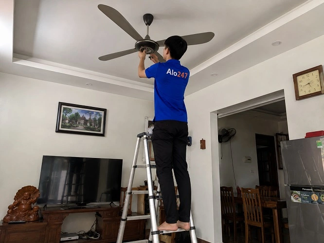 Thợ alo247 đang sửa quạt trần không quay