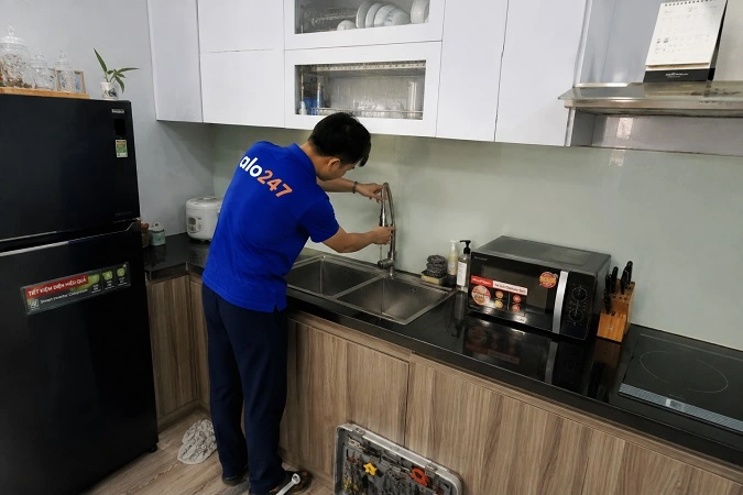 Thợ alo247 đang sửa vòi nước bị rò rỉ tại Bát Tràng