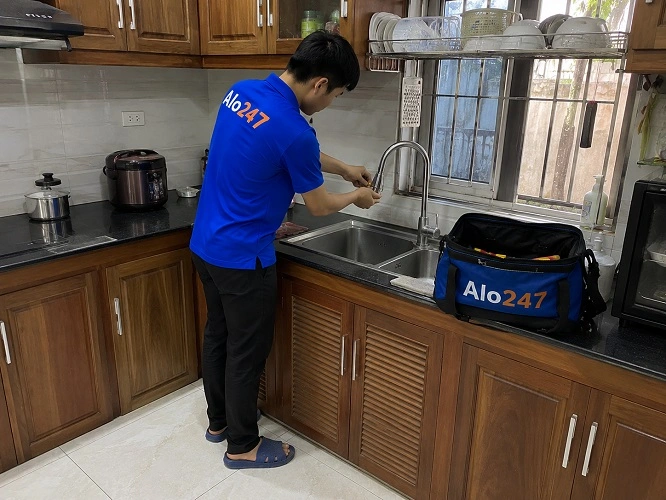 Thợ alo247 đang sửa vòi nước bị rò rỉ tại Đông Anh