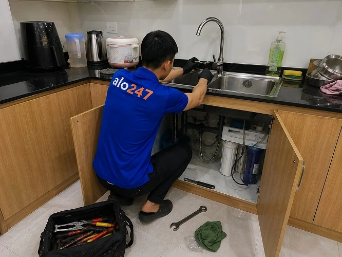 Thợ alo247 đang sửa vòi nước bị rò rỉ tại Kiến Hưng