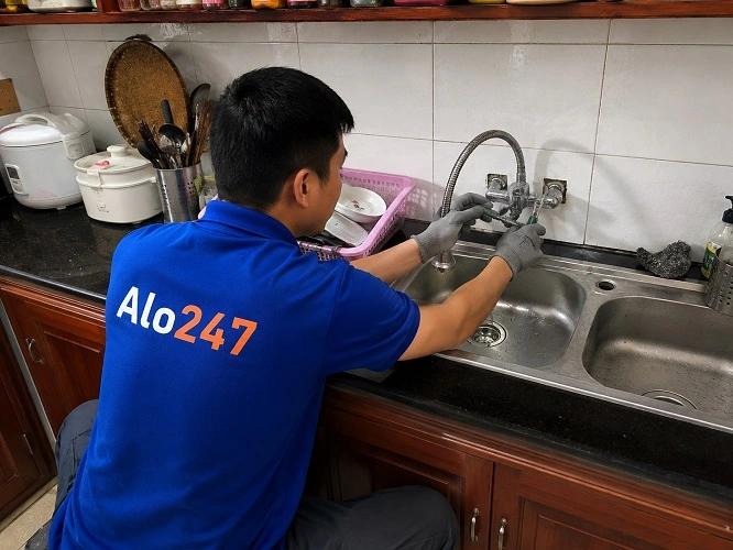 Thợ alo247 đang sửa vòi nước bị rò rỉ tại Ngọc Hà