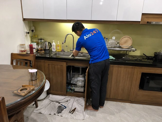 Thợ alo247 đang sửa vòi nước bị rò rỉ tại Tương Mai