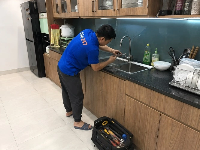 Thợ alo247 đang sửa vòi nước bồn rửa bát bị rò rỉ tại Khương Đình