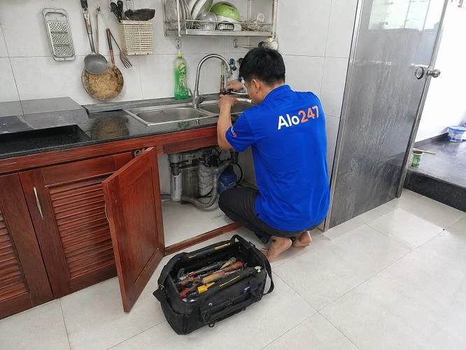 Thợ alo247 đang sửa vòi nước bồn rửa bát bị rò rỉ tại Xuân Đỉnh