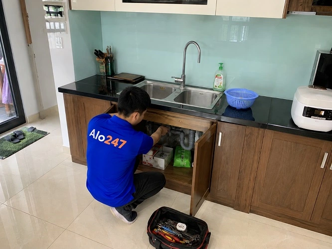 Thợ alo247 đang sửa vòi nước và đường ống nước bị rò rỉ