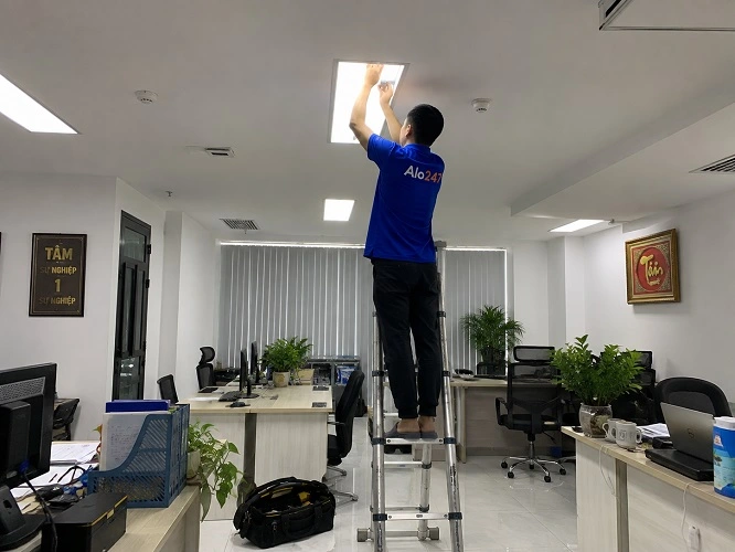 Thợ alo247 đang thay bóng đèn âm trần tại Đông Ngạc
