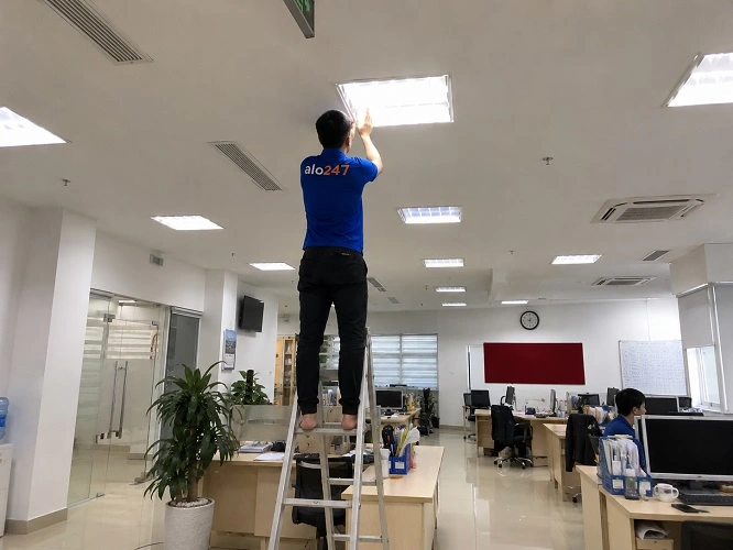 Thợ alo247 đang thay bóng đèn tại  Phú Lương