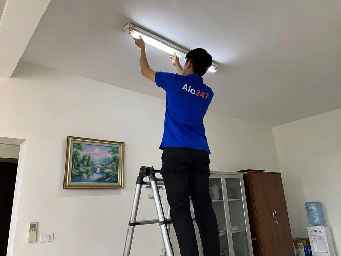 Thợ alo247 đang thay bóng đèn tại  Sóc Sơn