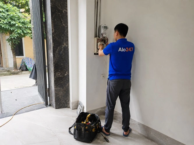 Thợ alo247 đang thay cầu chì bị chập cháy