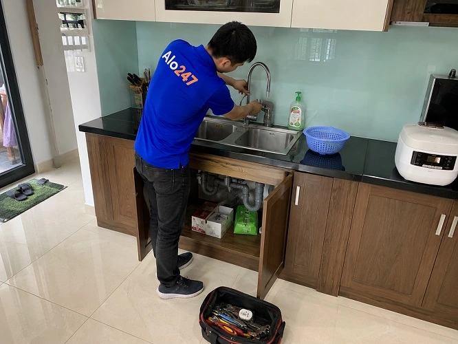 Thợ alo247 đang thay vòi nước bồn rửa