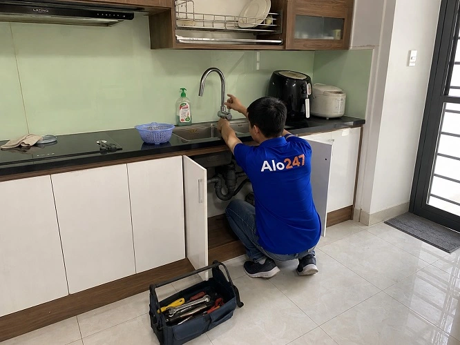 Thợ alo247 đang thay vòi nước bồn rửa bát