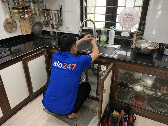 Thợ alo247 đang thay vòi rửa bát