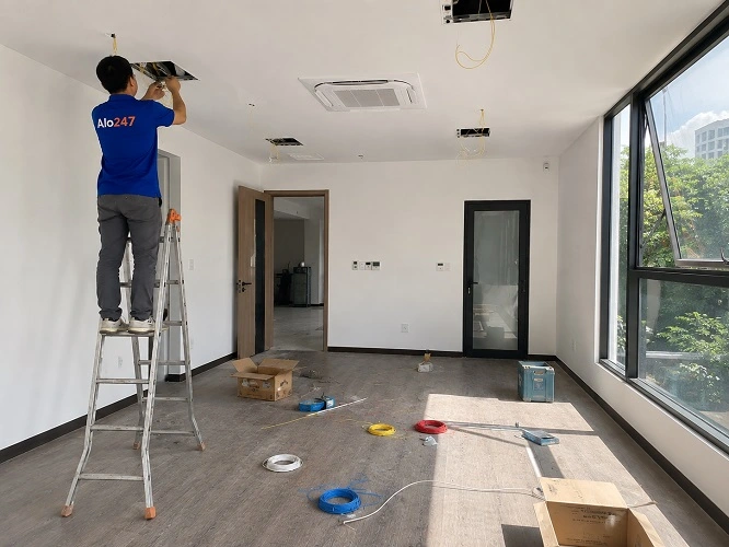 Thợ alo247 đang thi công hệ thống điện nước tại Vĩnh Tuy