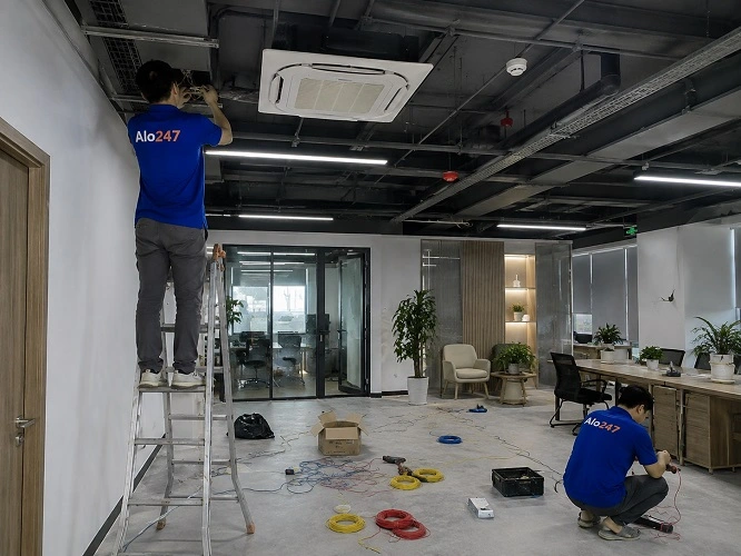 Thợ alo247 đang thi công lắp đặt hệ thống điện tại Cửa Nam