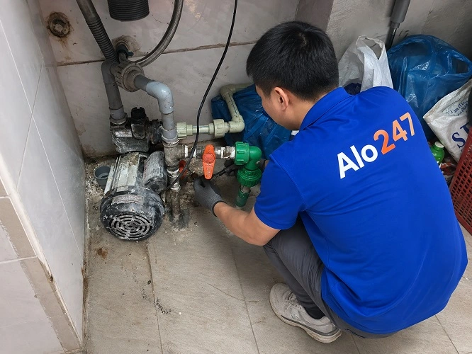 Thợ alo247 đang thi công sửa máy bơm bị kêu to