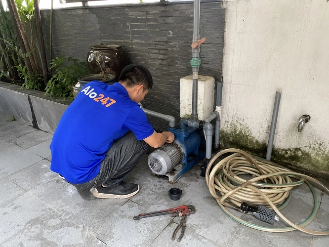 Thợ alo247 đang thi công sửa máy bơm tại Ngọc Hà