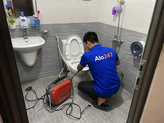 Thợ alo247 đang thông tắc bồn cầu
