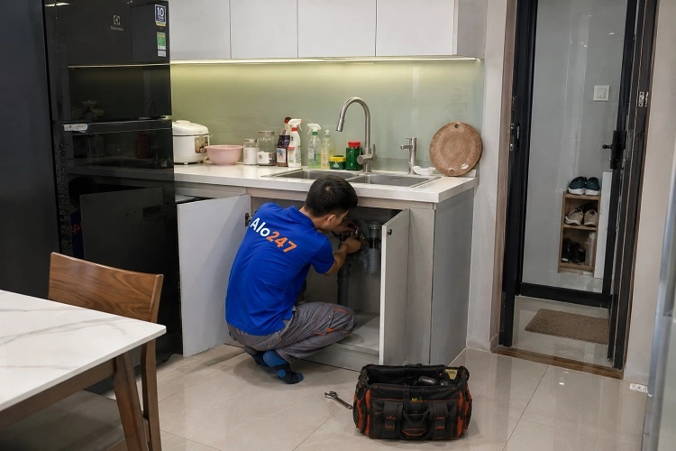 Thợ alo247 đang xử lý đường ống bồn rửa bát bị tắc nghẽn