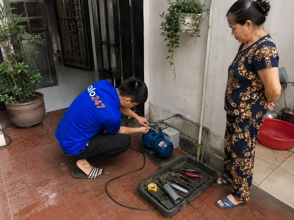 Thợ alo247 kiểm tra và tư vấn phương án sửa chữa cho khách hàng