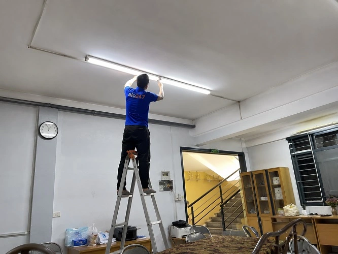 Thợ alo247 thay bóng đèn tại nhà khách hàng