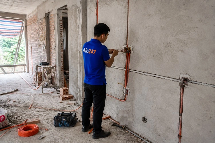 Thợ alo247 thi công đường điện cho nhà mới xây