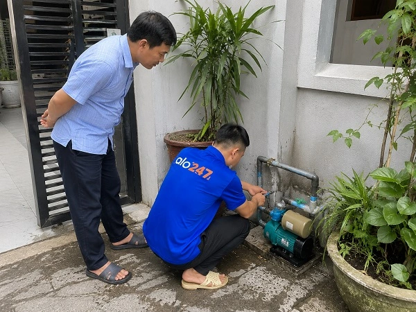Thợ alo247 trao đổi tình trạng hỏng hóc của thiết bị trước khi sửa chữa