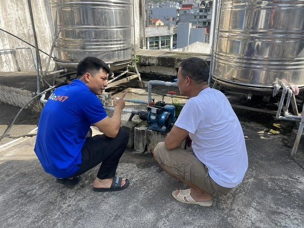 Thợ alo247 trao đổi tình trạng và chi phí trước khi sửa chữa