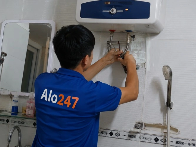Thợ sửa chữa Alo247 đang kiểm tra bình nóng lạnh
