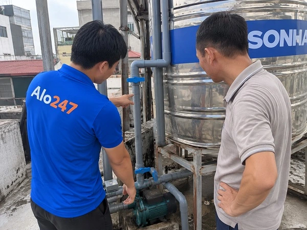 Thợ alo247 đang sửa ống nước tại Kim Liên