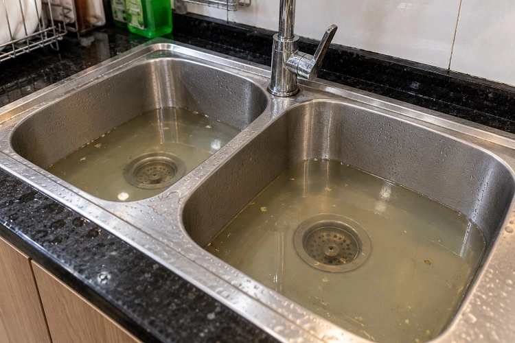 Bồn rửa bát bị tắc không thoát nước