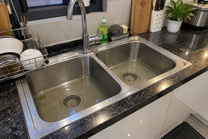 Bồn rửa bát bị tắc và đọng nước