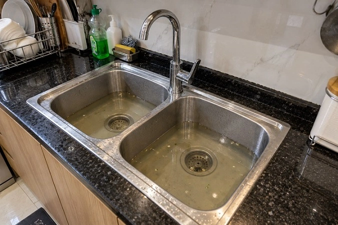 Bồn rửa chén bát bị tắc do cặn bẩn và dầu mỡ