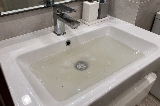 Chậu lavabo bị tắc, nước không thoát được