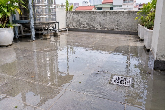Cống thoát nước sàn bị tắc khiến nước thoát chậm
