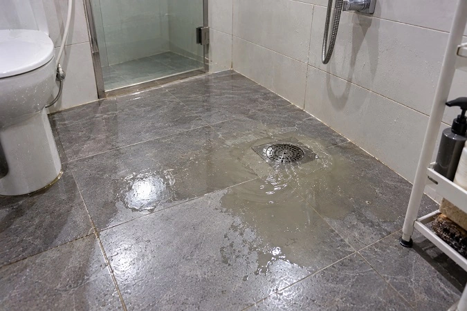 Cống thoát nước sàn nhà tắm bị dồn cặn bẩn gây tắc