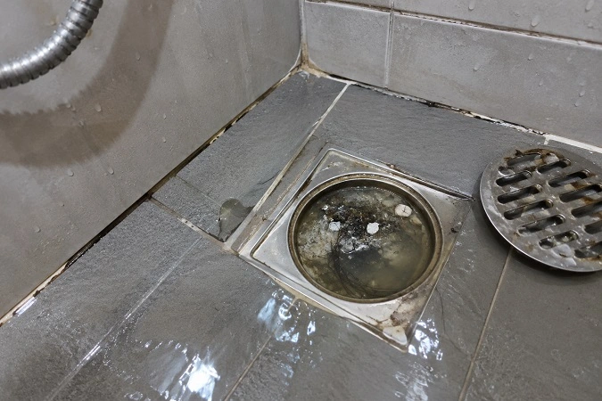 Cống thoát nước sàn nhà tắm bị dồn tóc và cặn bẩn gây tắc