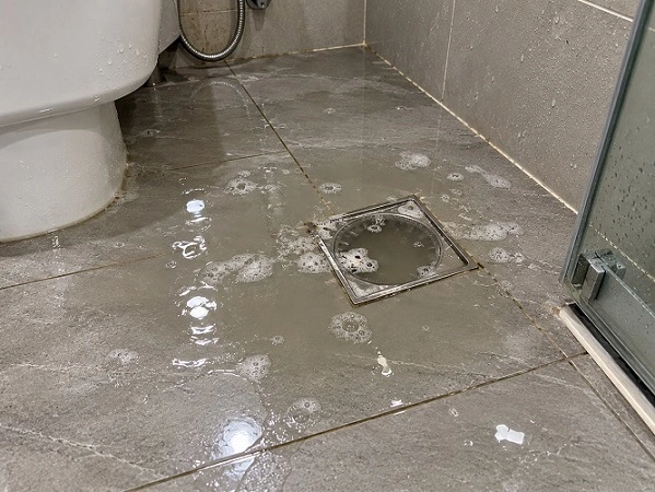 Cống thoát sàn bị nghẹt khiến nước ứ đọng