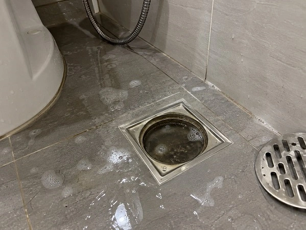 Cống thoát sàn nhà vệ sinh bị tắc, nước thoát chậm