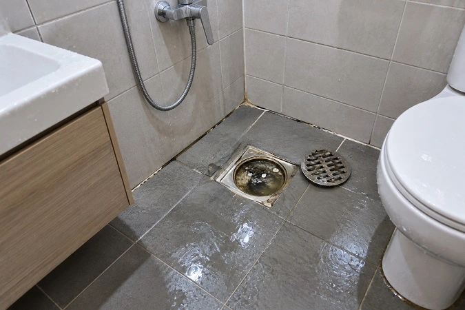 Hình ảnh cống thoát nước nhà tắm bị nghẹt rác và tóc