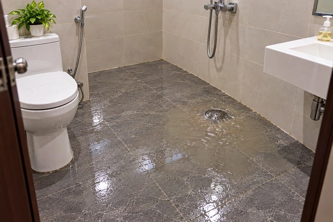 Nước ứ đọng do đường ống thoát sàn bị tắc nghẽn