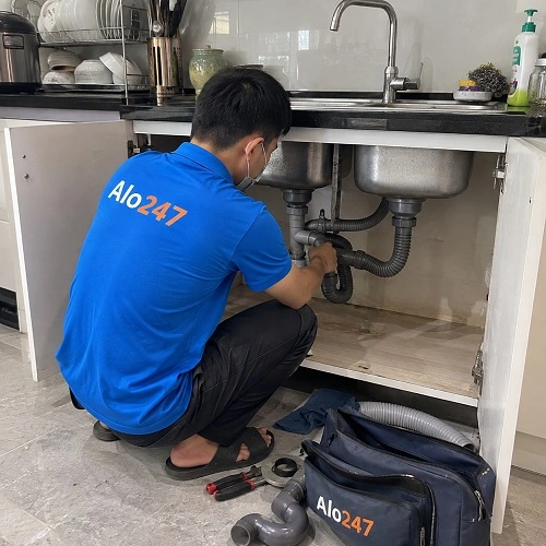 Thợ Alo247 bảo trì và làm sạch hệ thống xi phông bồn rửa