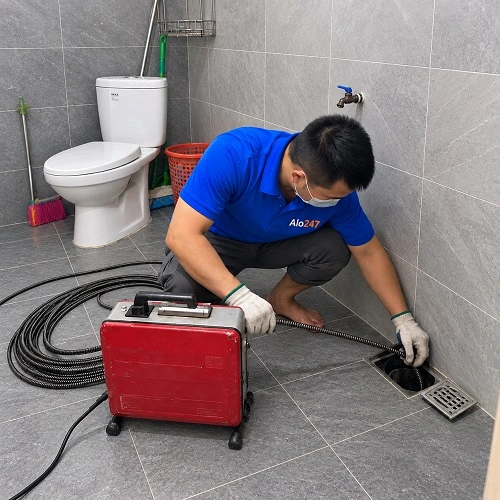 Thợ Alo247 dùng máy lò xo xử lý thoát sàn trào ngược